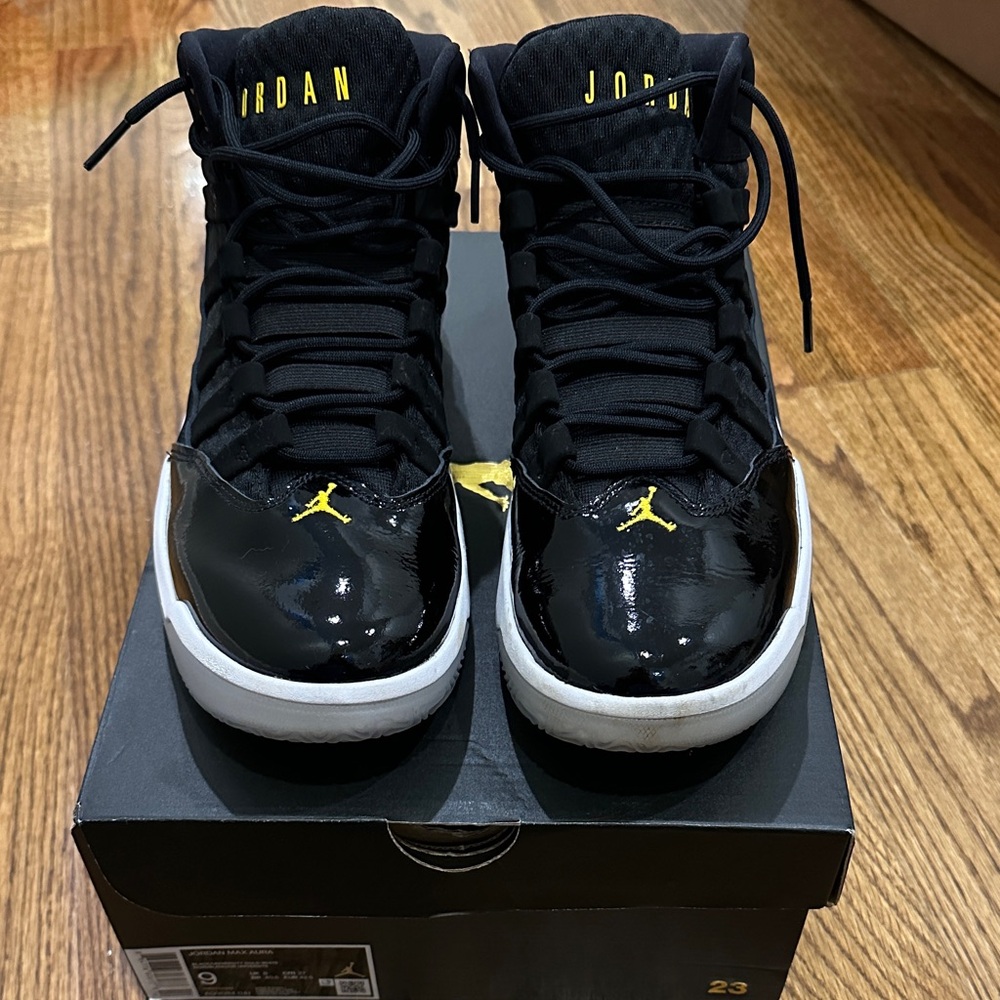 Nike Jordan Max Aura Black Gold
